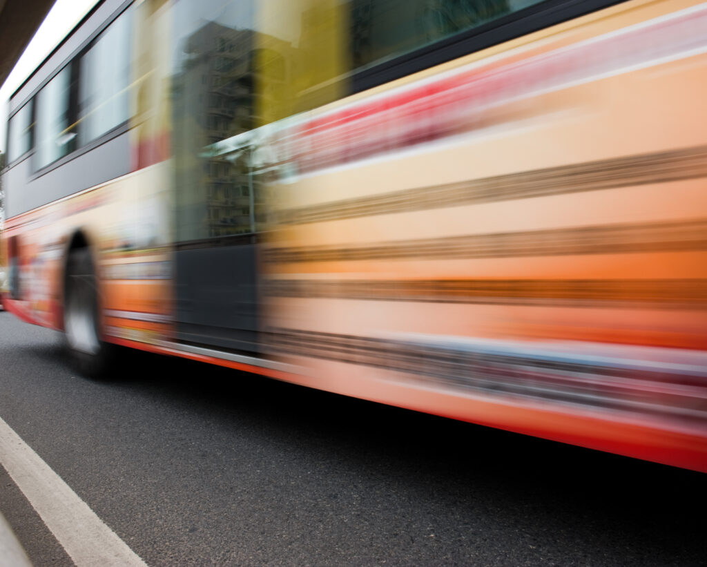 autobus velocidad 1024x821 - Revenga Smart Solutions (RSS) instalará sus Sistemas de Transporte Inteligente (ITS) en la red de autobuses públicos de Murcia